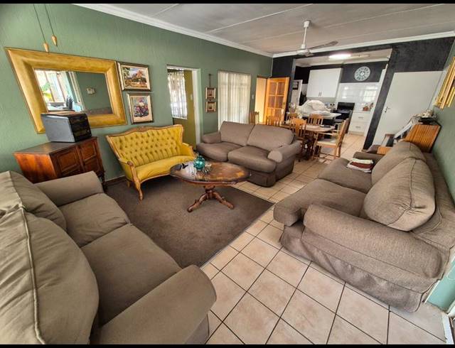 5 BEDROOM TOWNHOUSE FOR SALE IN FLORAUNA